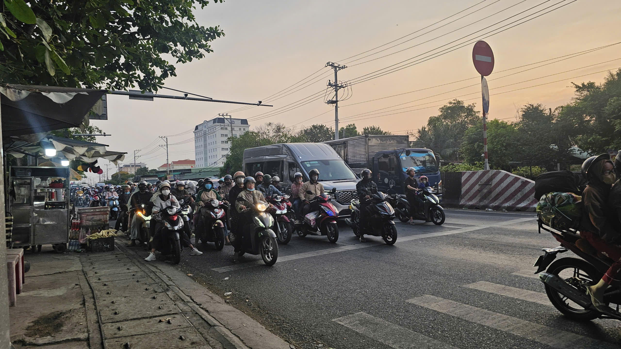 Ùn tắc giao thông Quốc lộ 1 và cao tốc miền Tây Chiều mùng 5 Tết 2026 - Ảnh 3.