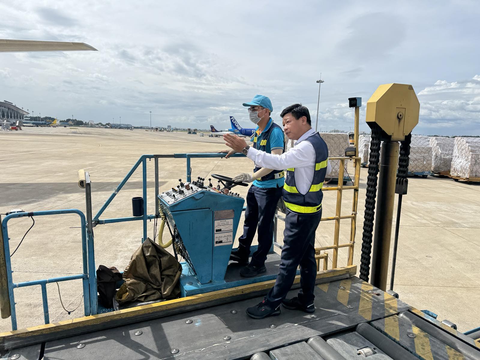 Người giữ nhịp trên sân đỗ máy bay - Ảnh 2.