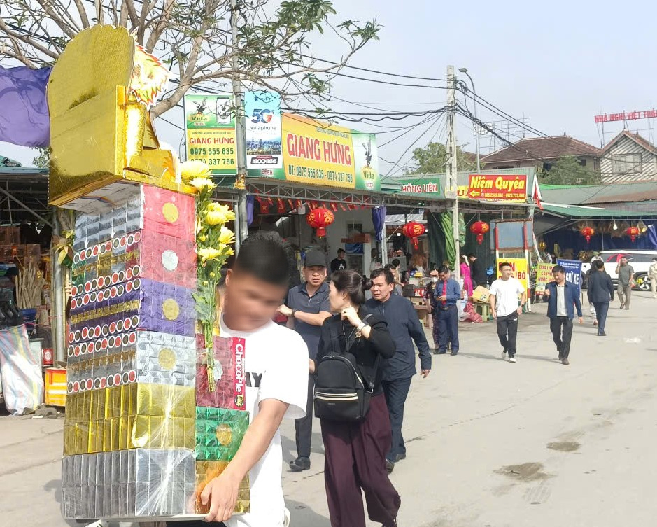 VIDEO: Người dân nô nức đi lễ đền ông Hoàng Mười cầu an đầu năm - Ảnh 8.