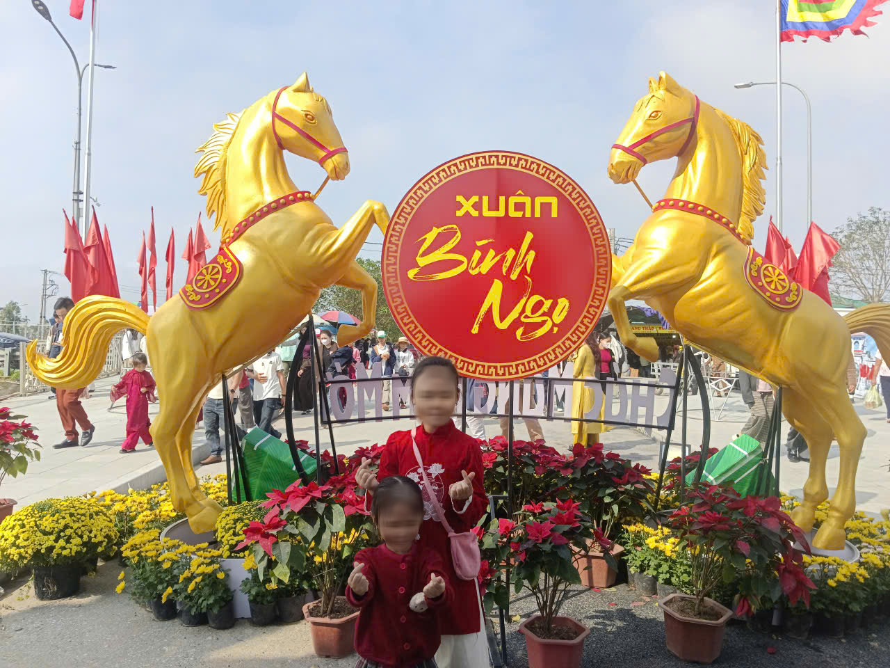 VIDEO: Người dân nô nức đi lễ đền ông Hoàng Mười cầu an đầu năm - Ảnh 11.