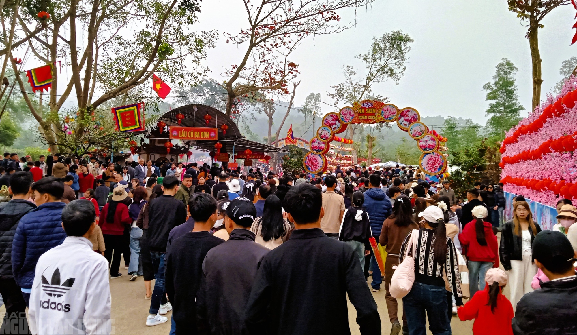 H&agrave;ng vạn du kh&aacute;ch đổ về ng&ocirc;i đền thi&ecirc;ng dưới ch&acirc;n n&uacute;i Nưa xin "nước th&aacute;nh" - Ảnh 5.