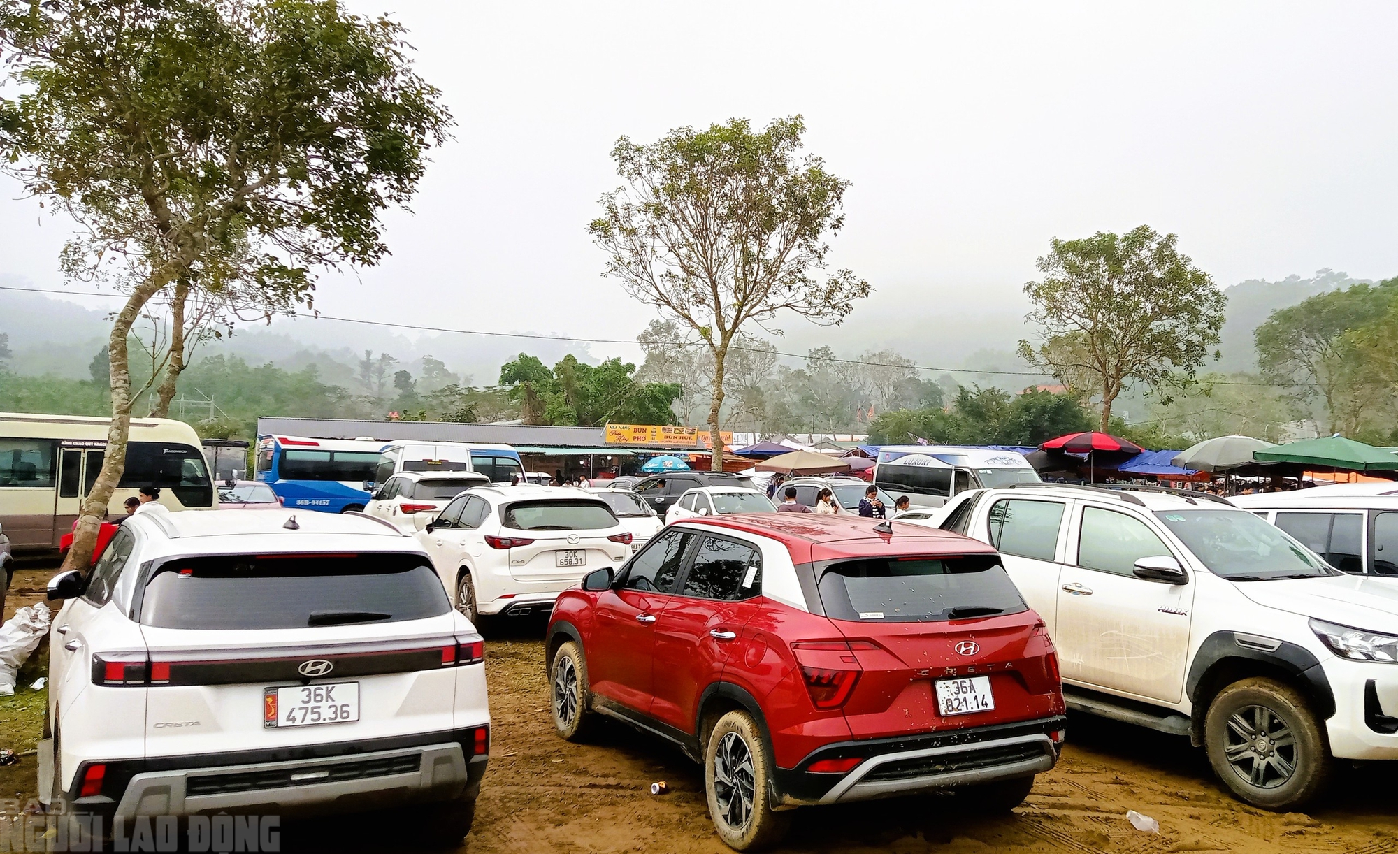 H&agrave;ng vạn du kh&aacute;ch đổ về ng&ocirc;i đền thi&ecirc;ng dưới ch&acirc;n n&uacute;i Nưa xin "nước th&aacute;nh" - Ảnh 9.