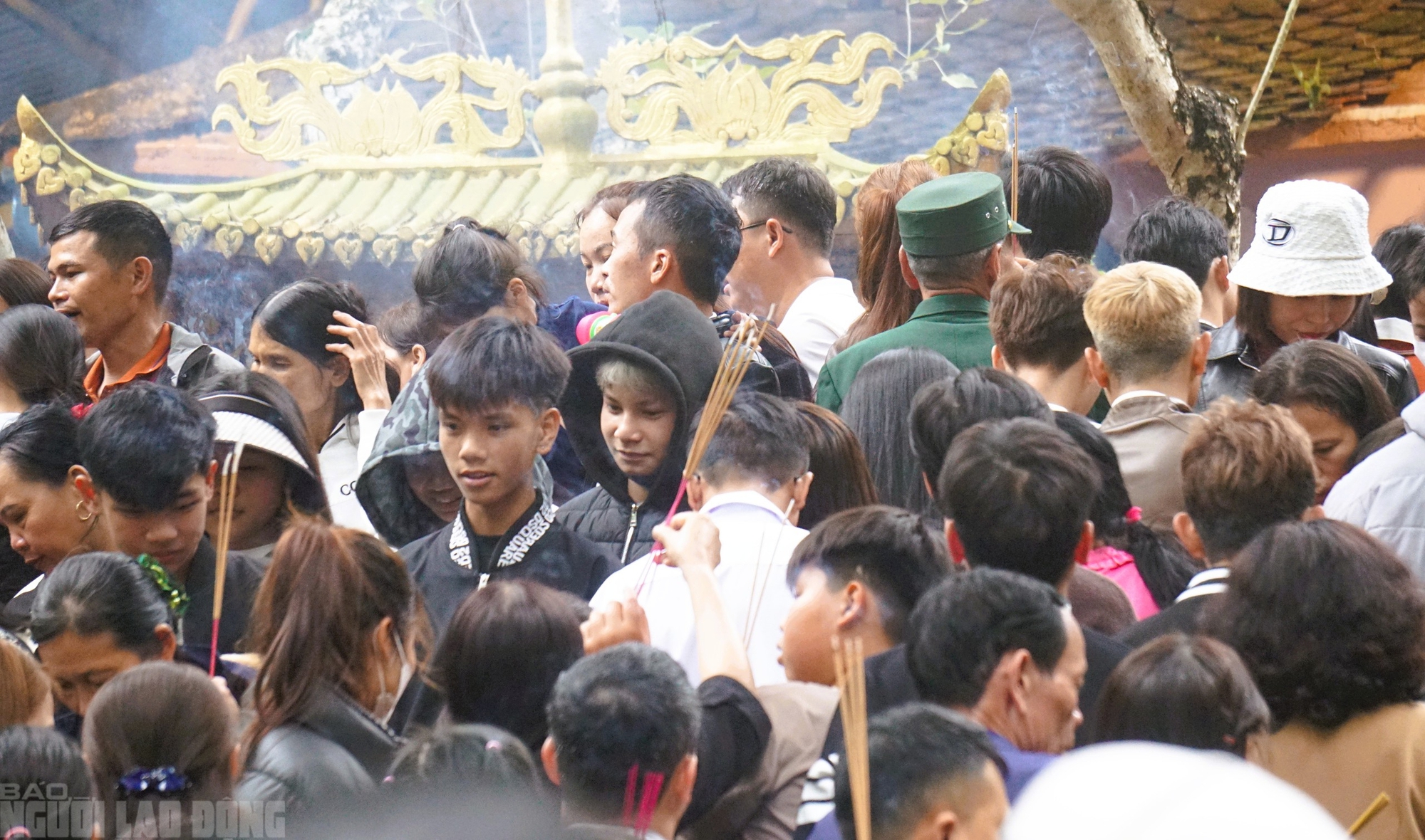 H&agrave;ng vạn du kh&aacute;ch đổ về ng&ocirc;i đền thi&ecirc;ng dưới ch&acirc;n n&uacute;i Nưa xin "nước th&aacute;nh" - Ảnh 10.