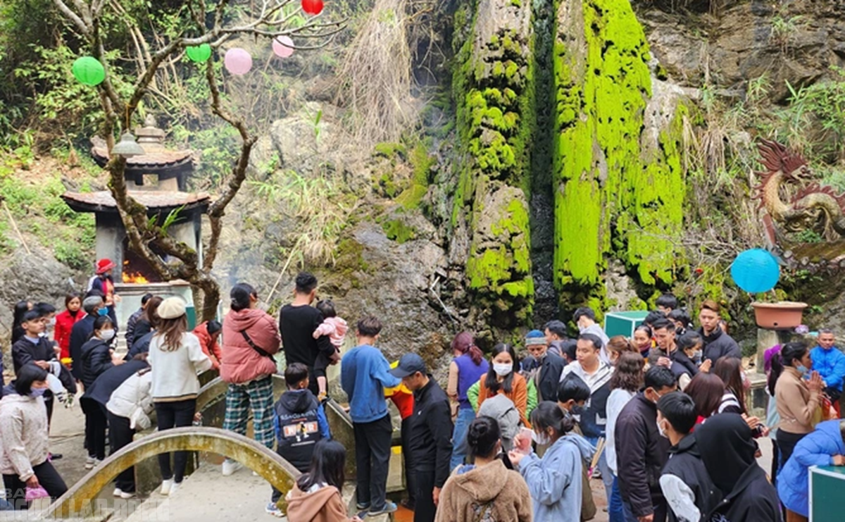 H&agrave;ng vạn du kh&aacute;ch đổ về ng&ocirc;i đền thi&ecirc;ng dưới ch&acirc;n n&uacute;i Nưa xin "nước th&aacute;nh" - Ảnh 11.