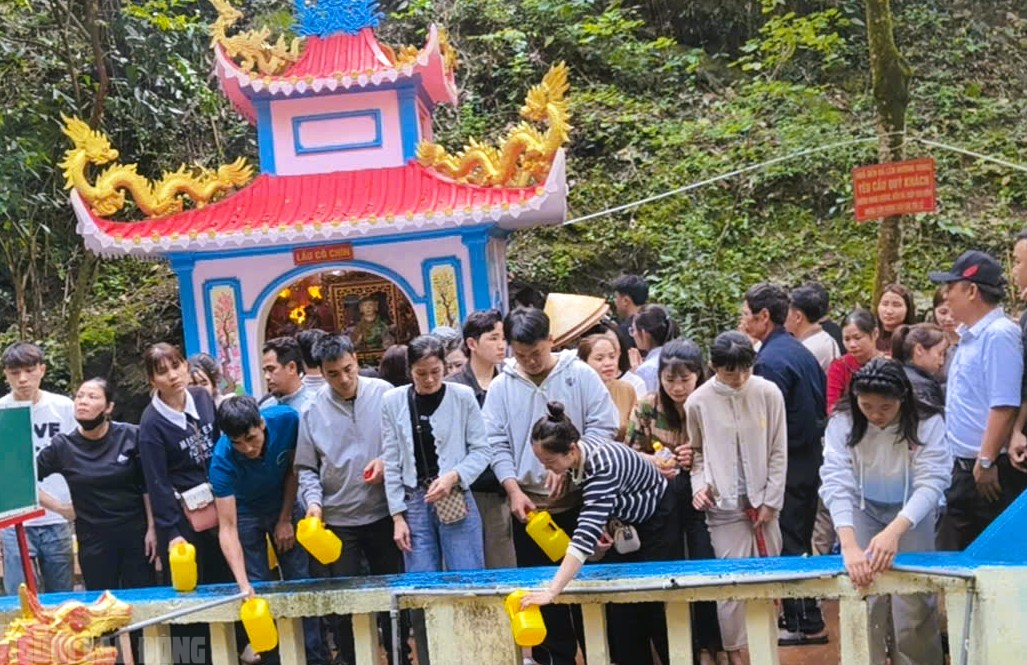 H&agrave;ng vạn du kh&aacute;ch đổ về ng&ocirc;i đền thi&ecirc;ng dưới ch&acirc;n n&uacute;i Nưa xin "nước th&aacute;nh" - Ảnh 16.