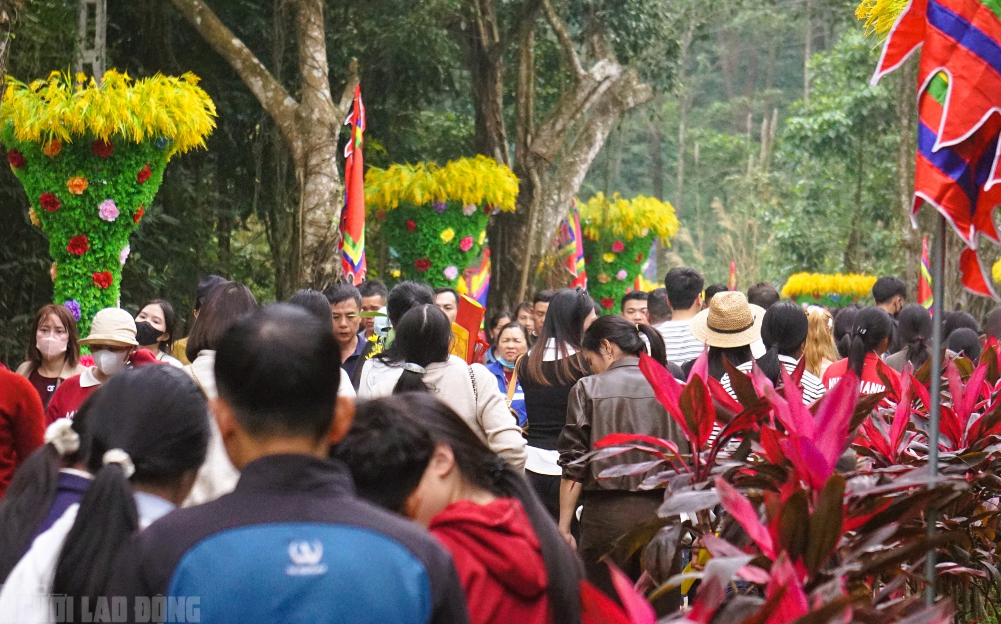H&agrave;ng vạn du kh&aacute;ch đổ về ng&ocirc;i đền thi&ecirc;ng dưới ch&acirc;n n&uacute;i Nưa xin "nước th&aacute;nh" - Ảnh 17.