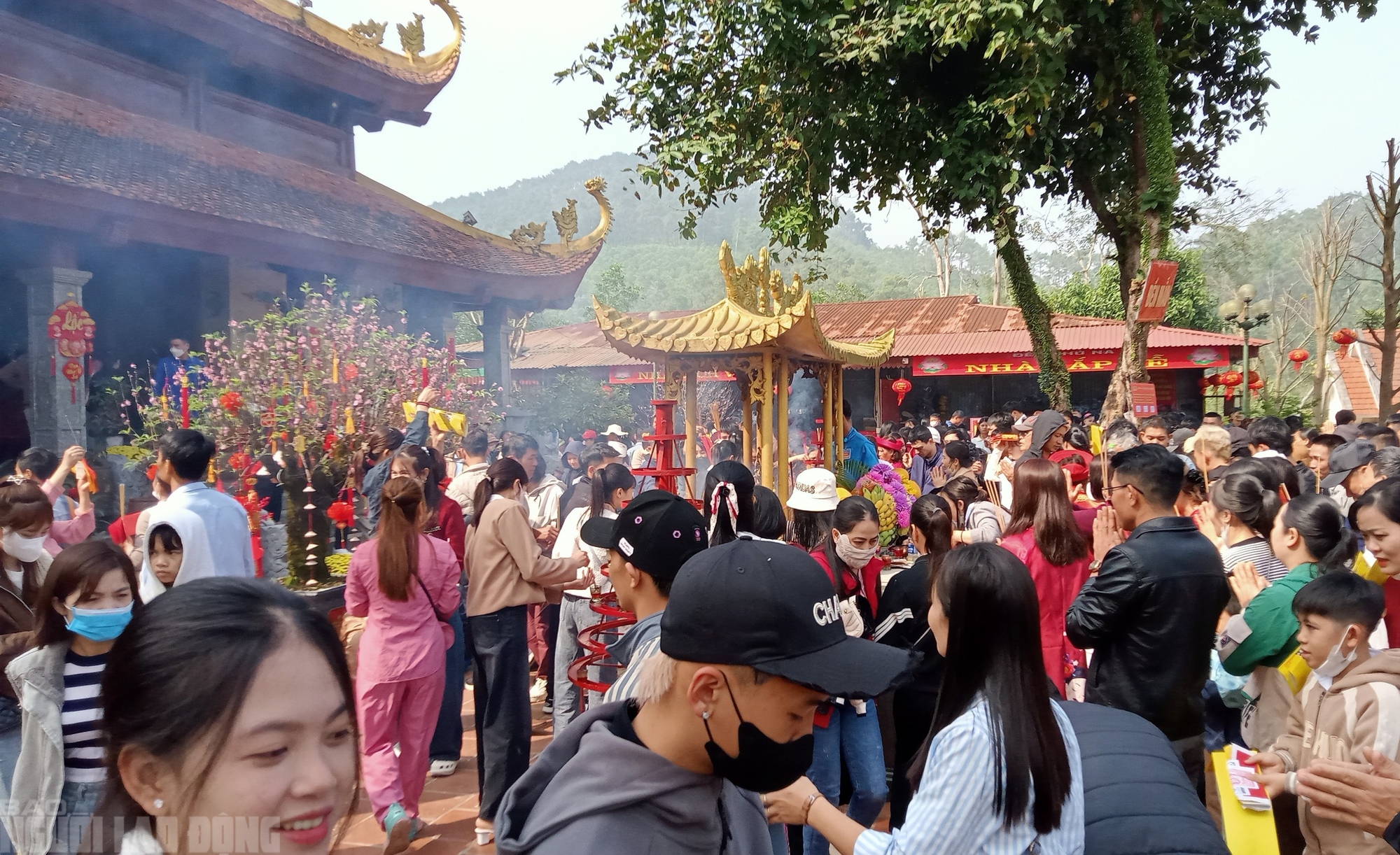 H&agrave;ng vạn du kh&aacute;ch đổ về ng&ocirc;i đền thi&ecirc;ng dưới ch&acirc;n n&uacute;i Nưa xin "nước th&aacute;nh" - Ảnh 2.