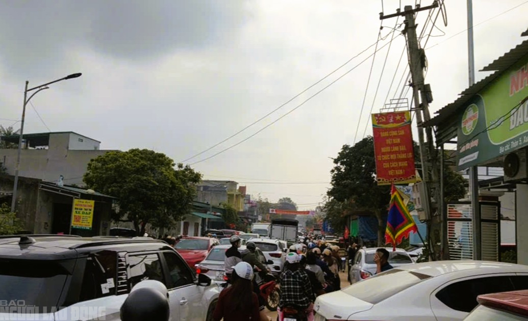 H&agrave;ng vạn du kh&aacute;ch đổ về ng&ocirc;i đền thi&ecirc;ng dưới ch&acirc;n n&uacute;i Nưa xin "nước th&aacute;nh" - Ảnh 6.