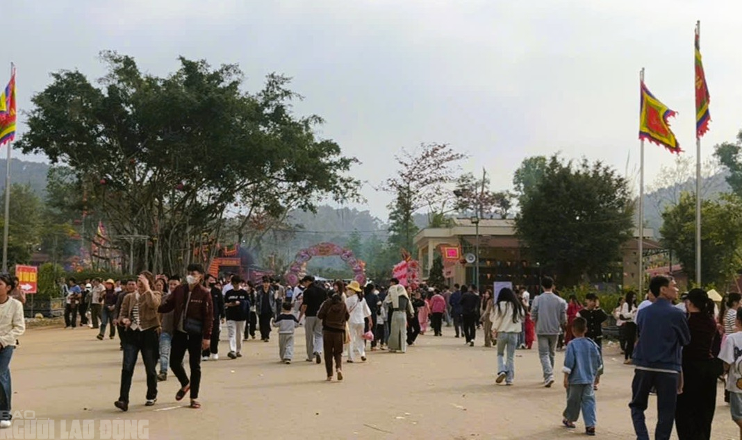 H&agrave;ng vạn du kh&aacute;ch đổ về ng&ocirc;i đền thi&ecirc;ng dưới ch&acirc;n n&uacute;i Nưa xin "nước th&aacute;nh" - Ảnh 8.