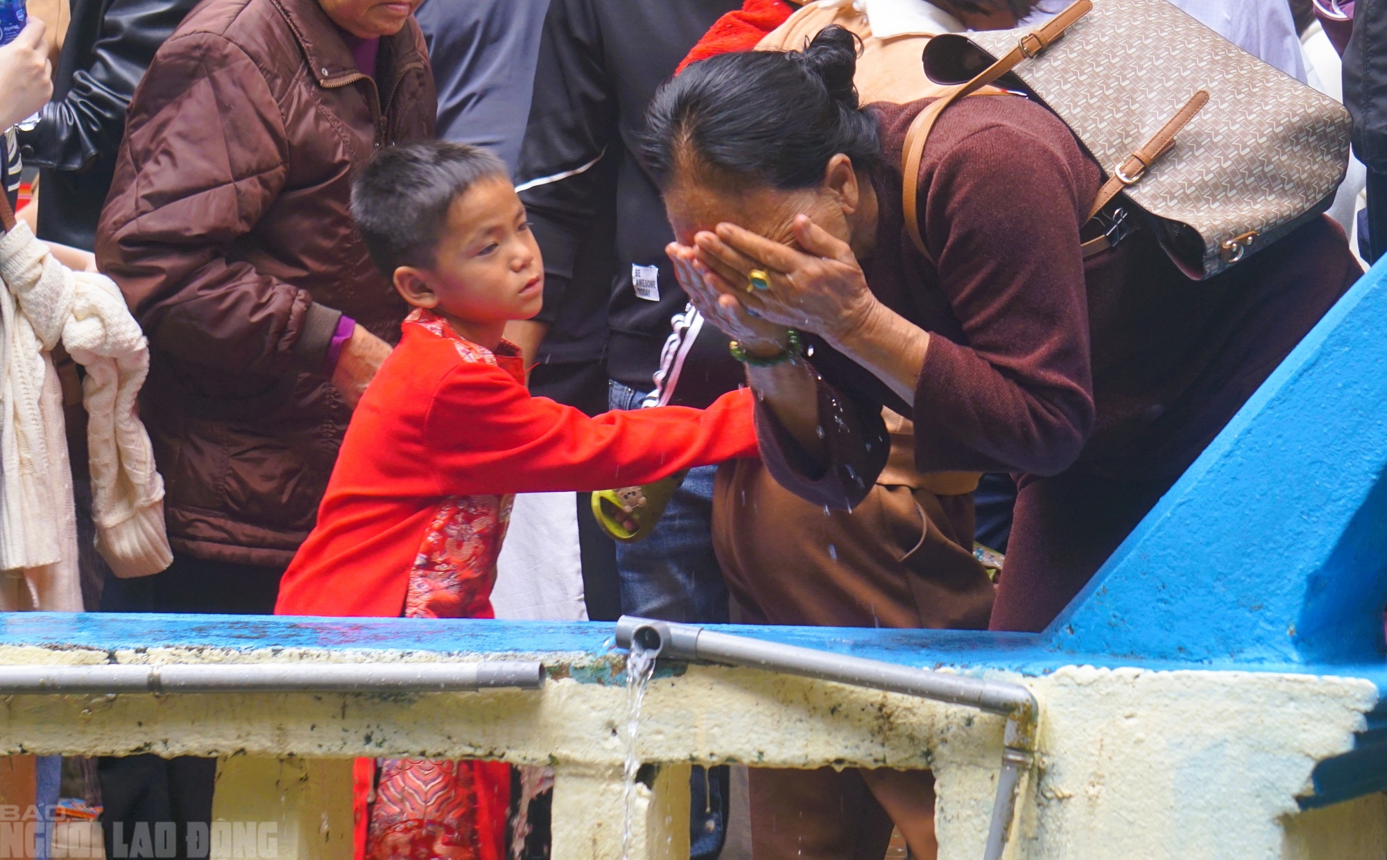 H&agrave;ng vạn du kh&aacute;ch đổ về ng&ocirc;i đền thi&ecirc;ng dưới ch&acirc;n n&uacute;i Nưa xin "nước th&aacute;nh" - Ảnh 12.