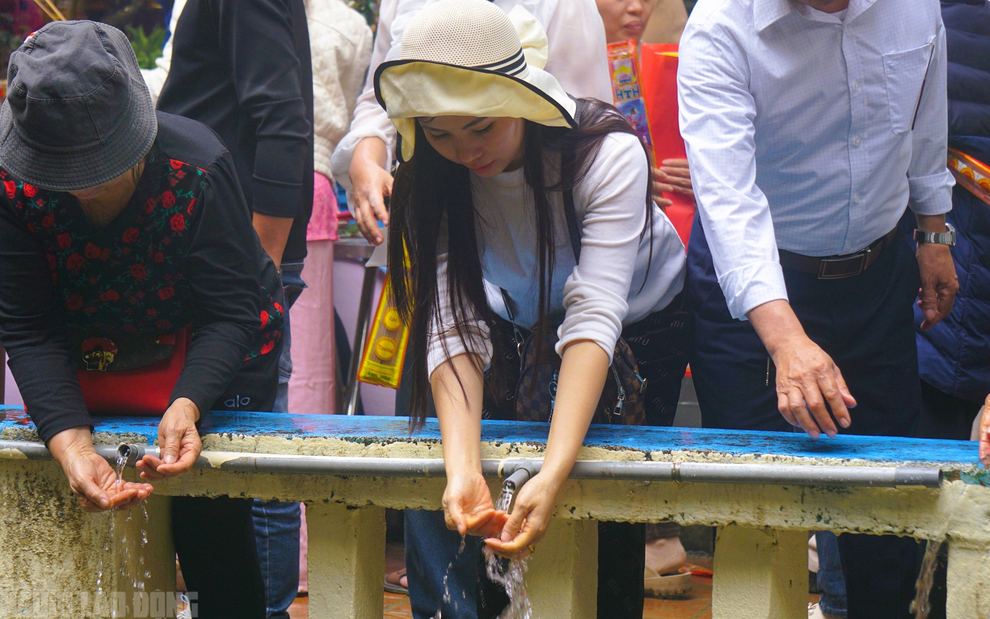 H&agrave;ng vạn du kh&aacute;ch đổ về ng&ocirc;i đền thi&ecirc;ng dưới ch&acirc;n n&uacute;i Nưa xin "nước th&aacute;nh" - Ảnh 13.