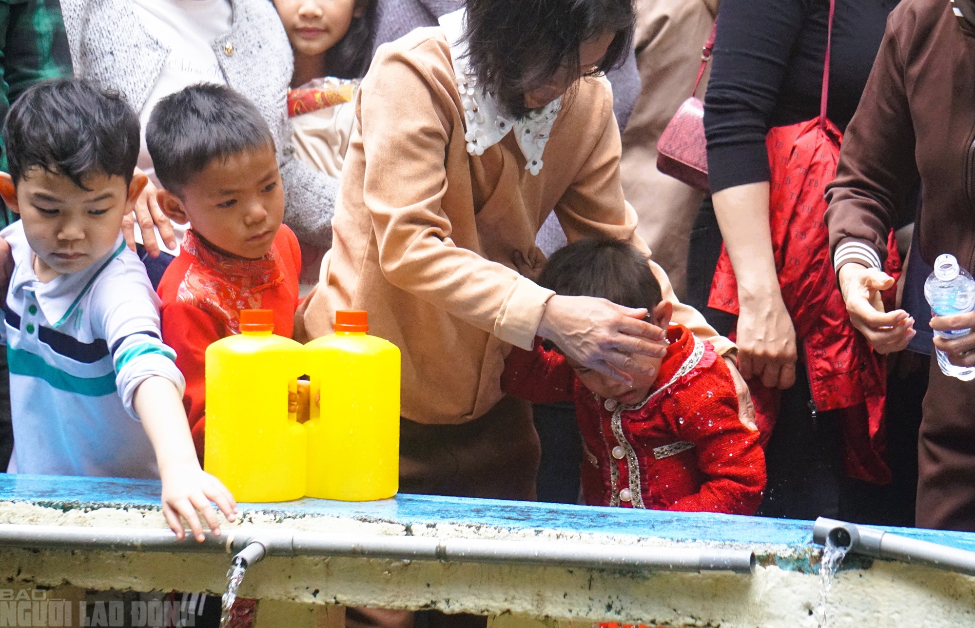 H&agrave;ng vạn du kh&aacute;ch đổ về ng&ocirc;i đền thi&ecirc;ng dưới ch&acirc;n n&uacute;i Nưa xin "nước th&aacute;nh" - Ảnh 15.