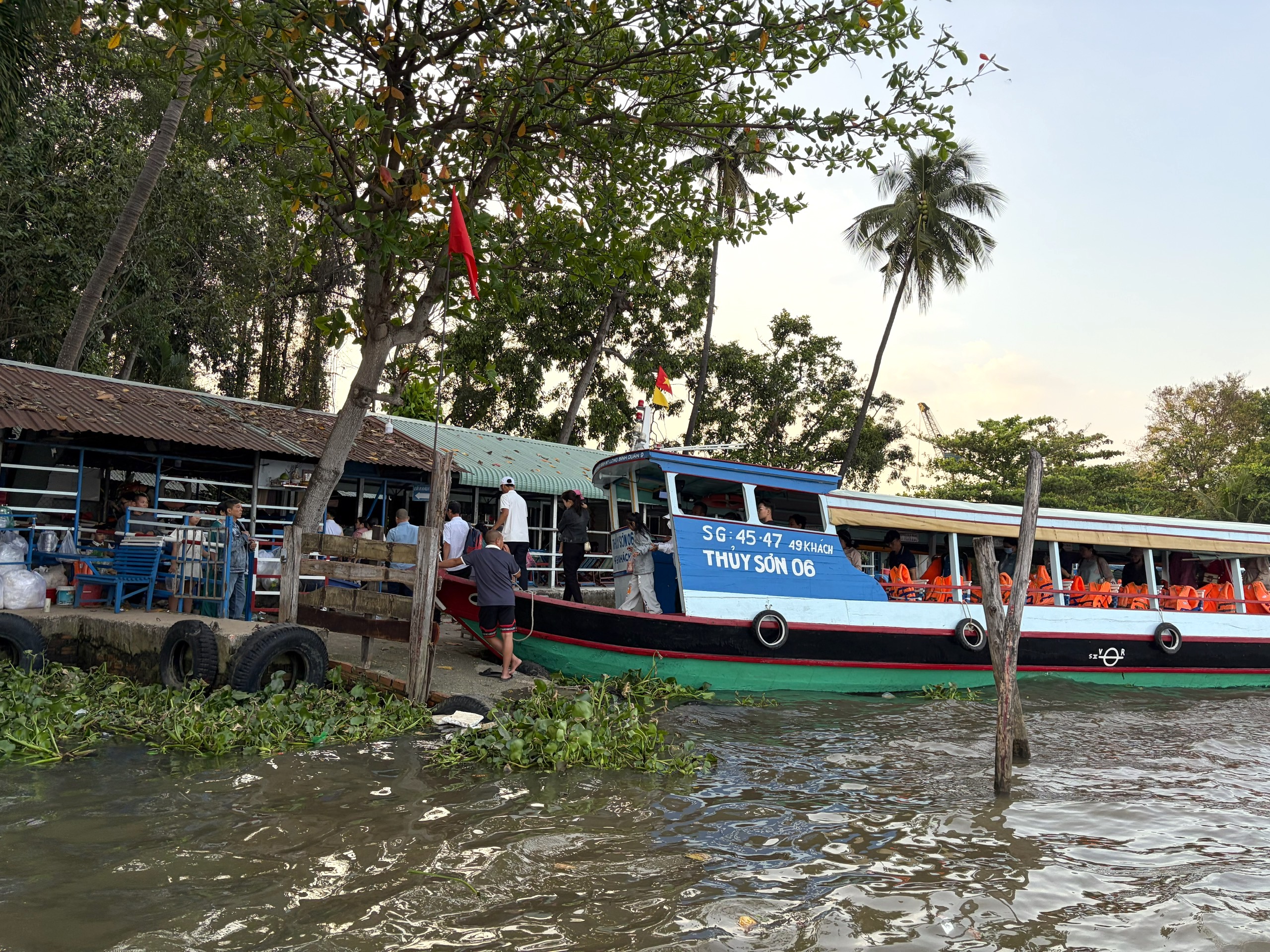 Đầu năm, vãn cảnh chùa trên cù lao sông Đồng Nai - Ảnh 21.
