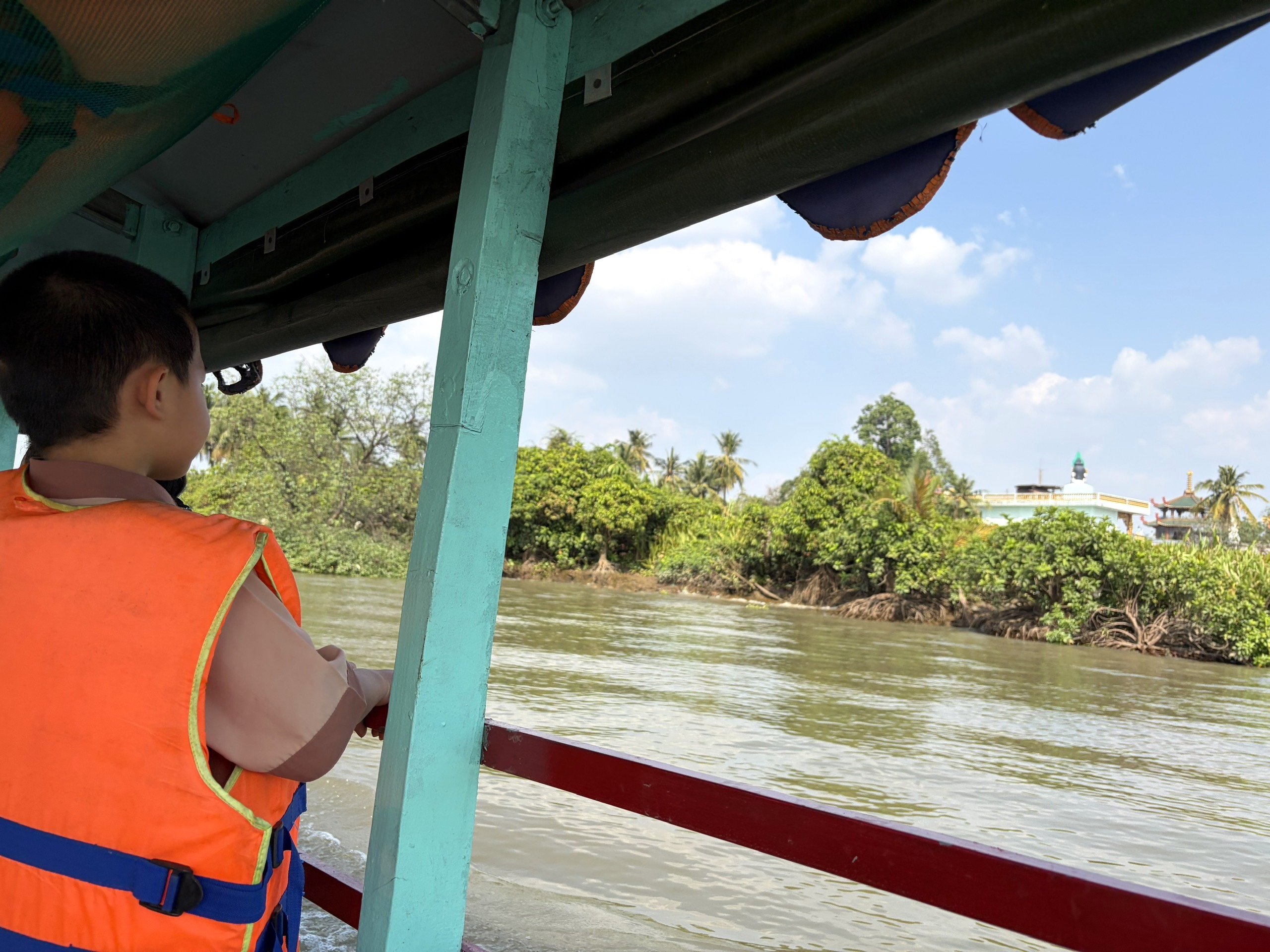 Đầu năm, vãn cảnh chùa trên cù lao sông Đồng Nai - Ảnh 1.