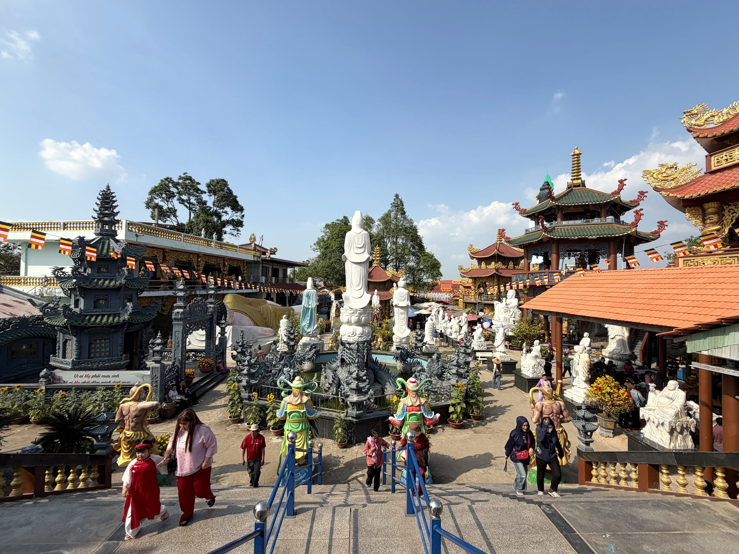 Đầu năm, vãn cảnh chùa trên cù lao sông Đồng Nai - Ảnh 8.