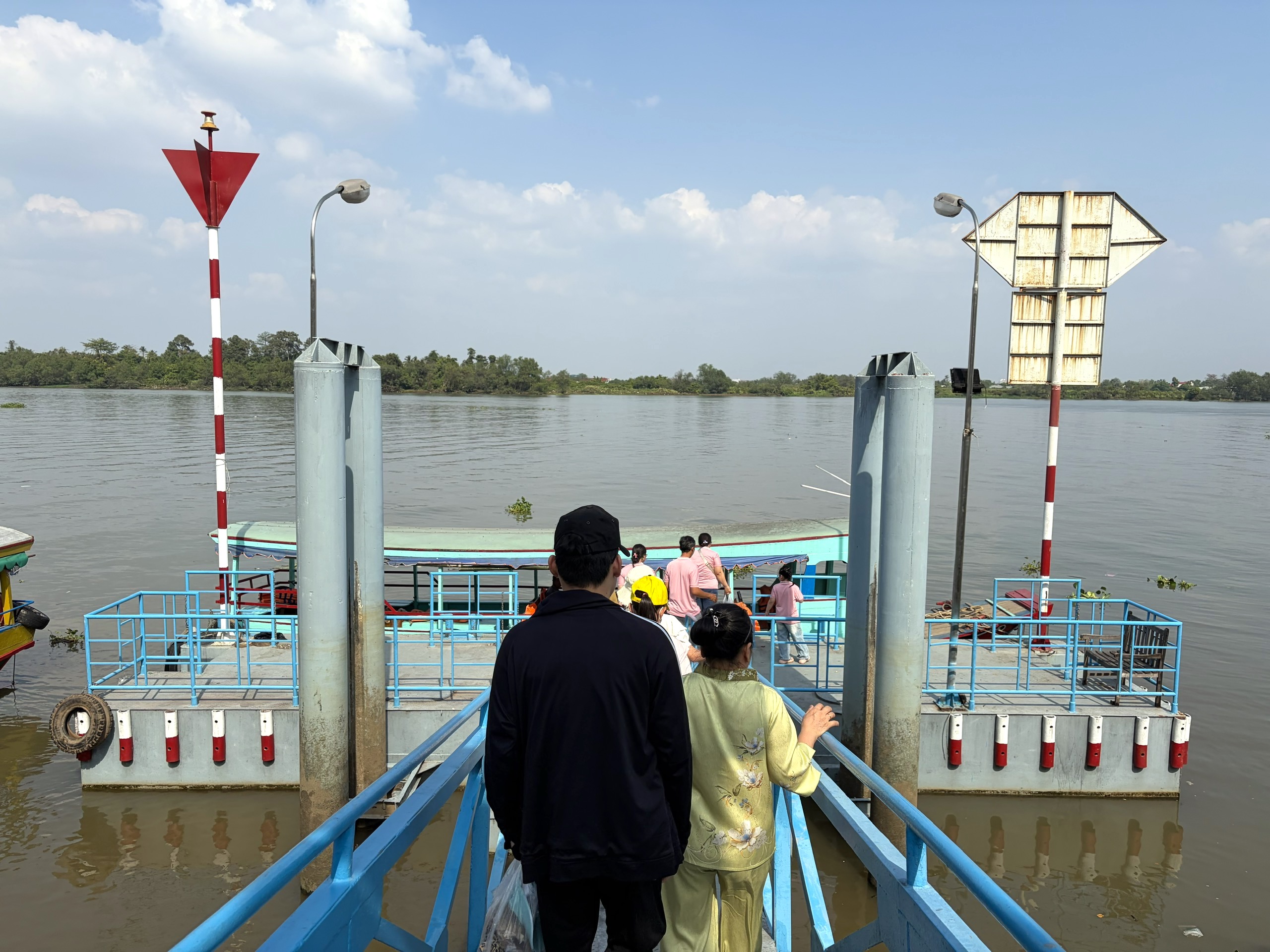 Đầu năm, vãn cảnh chùa trên cù lao sông Đồng Nai - Ảnh 3.