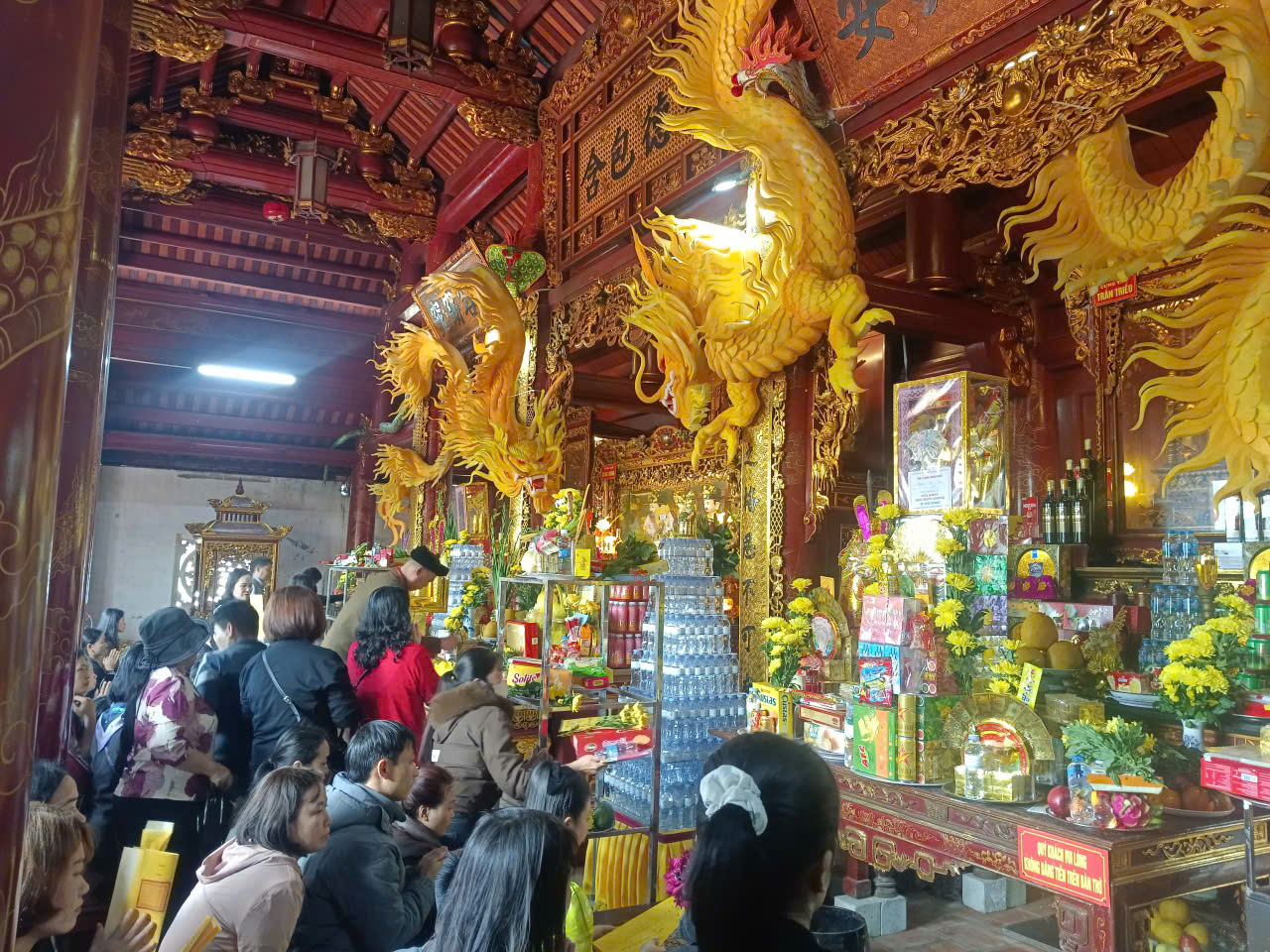 VIDEO: Người dân nô nức đi lễ đền ông Hoàng Mười cầu an đầu năm - Ảnh 10.