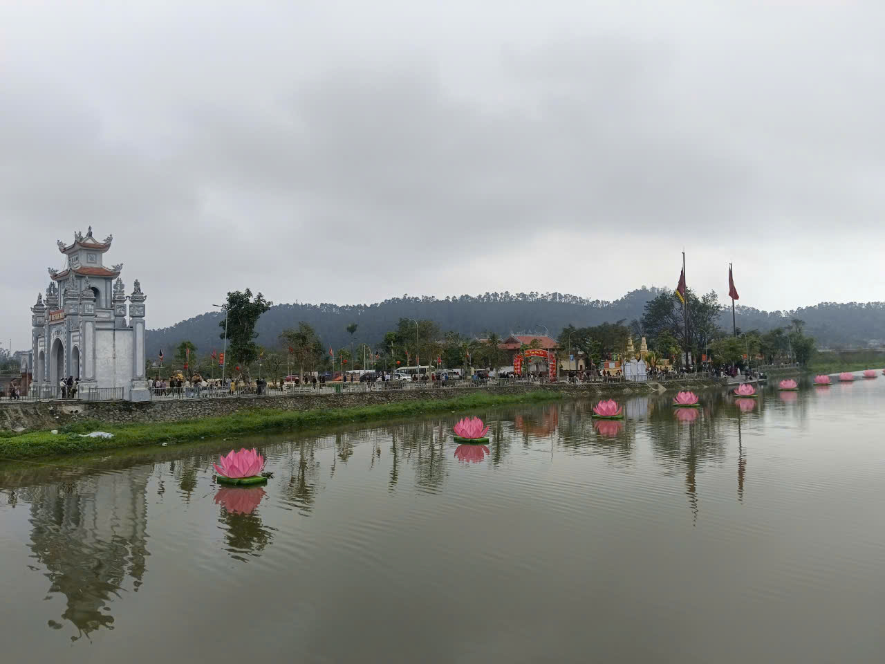 VIDEO: Người dân nô nức đi lễ đền ông Hoàng Mười cầu an đầu năm - Ảnh 2.