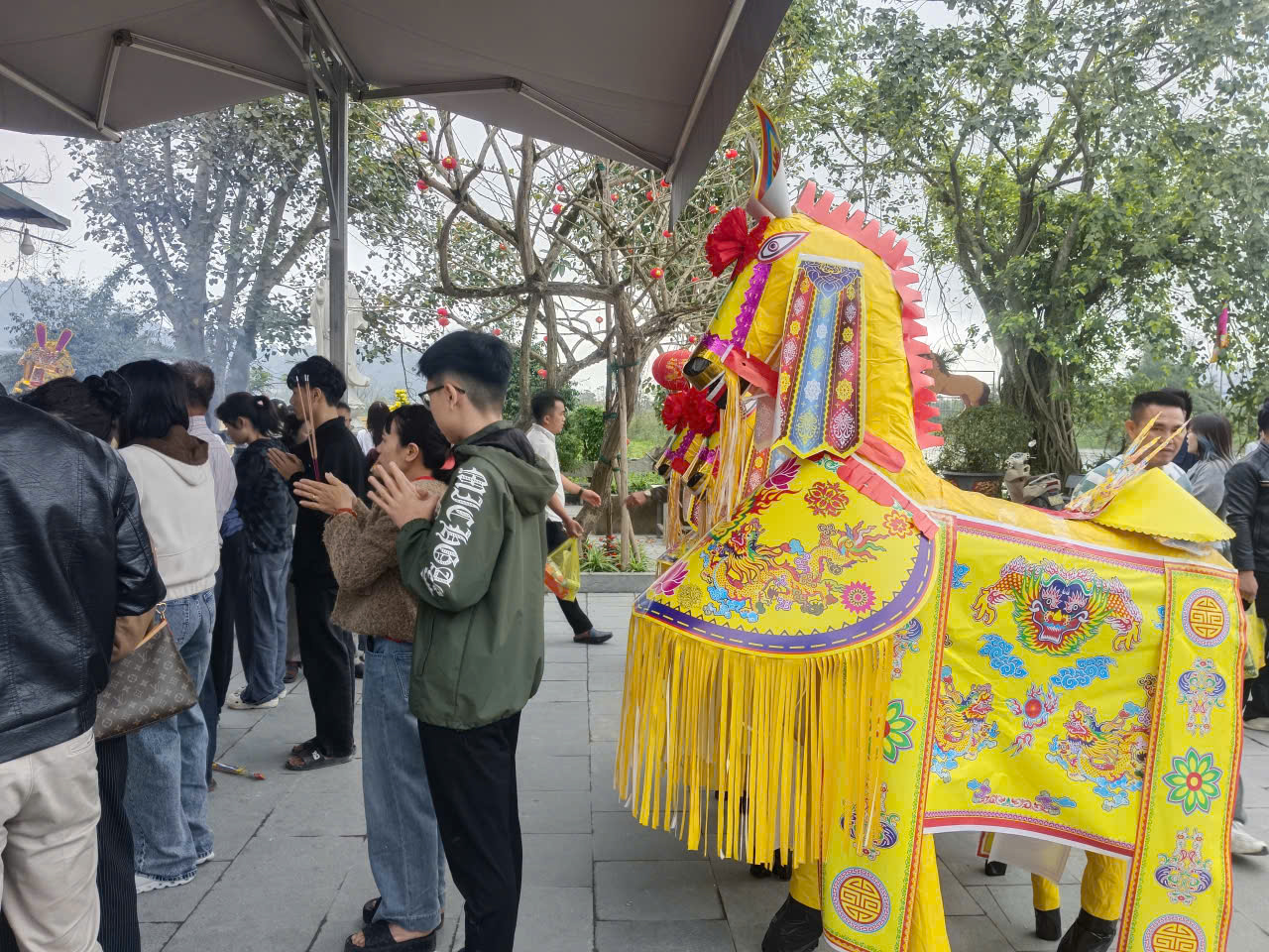 VIDEO: Người dân nô nức đi lễ đền ông Hoàng Mười cầu an đầu năm - Ảnh 6.