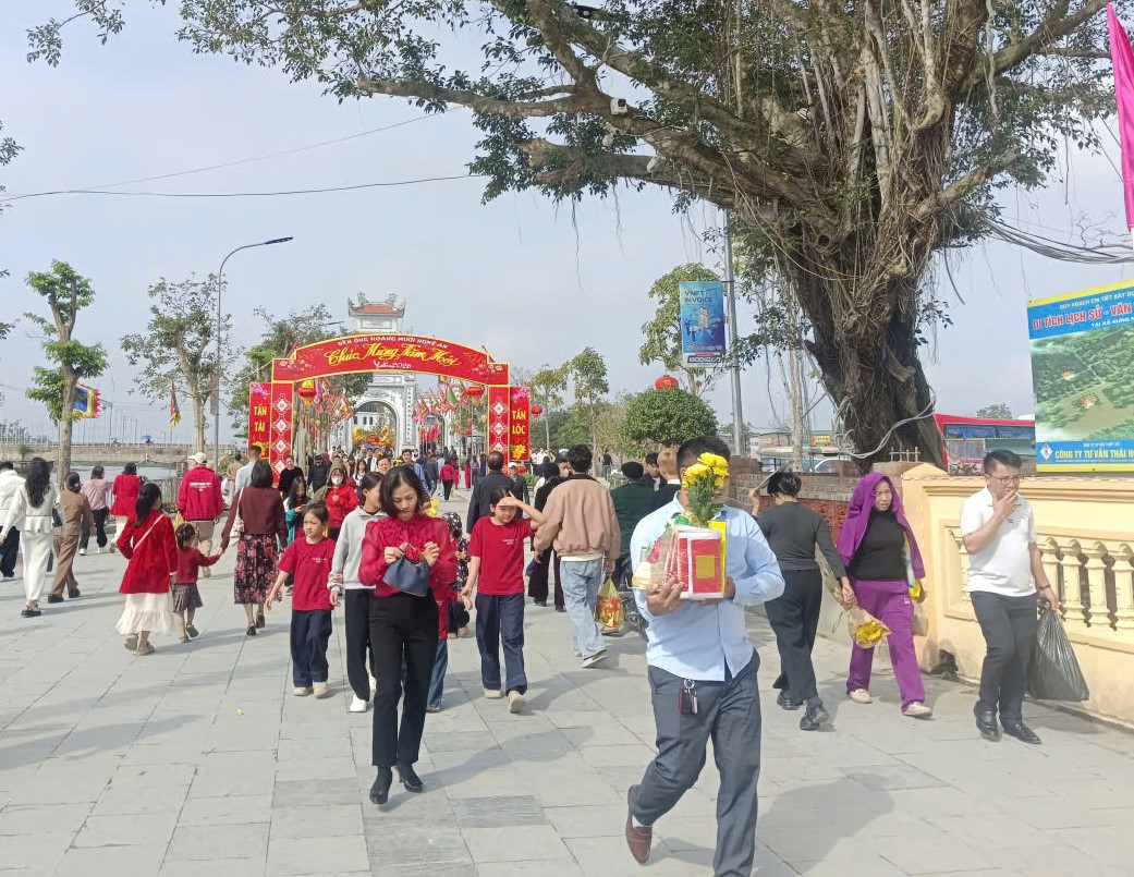 VIDEO: Người dân nô nức đi lễ đền ông Hoàng Mười cầu an đầu năm - Ảnh 7.