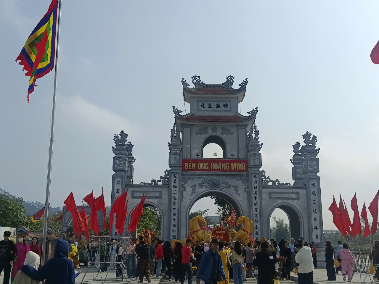 VIDEO: Người dân nô nức đi lễ đền ông Hoàng Mười cầu an đầu năm - Ảnh 1.