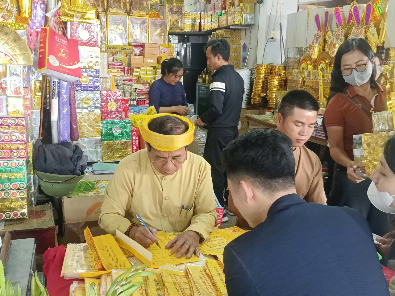 VIDEO: Người dân nô nức đi lễ đền ông Hoàng Mười cầu an đầu năm - Ảnh 5.