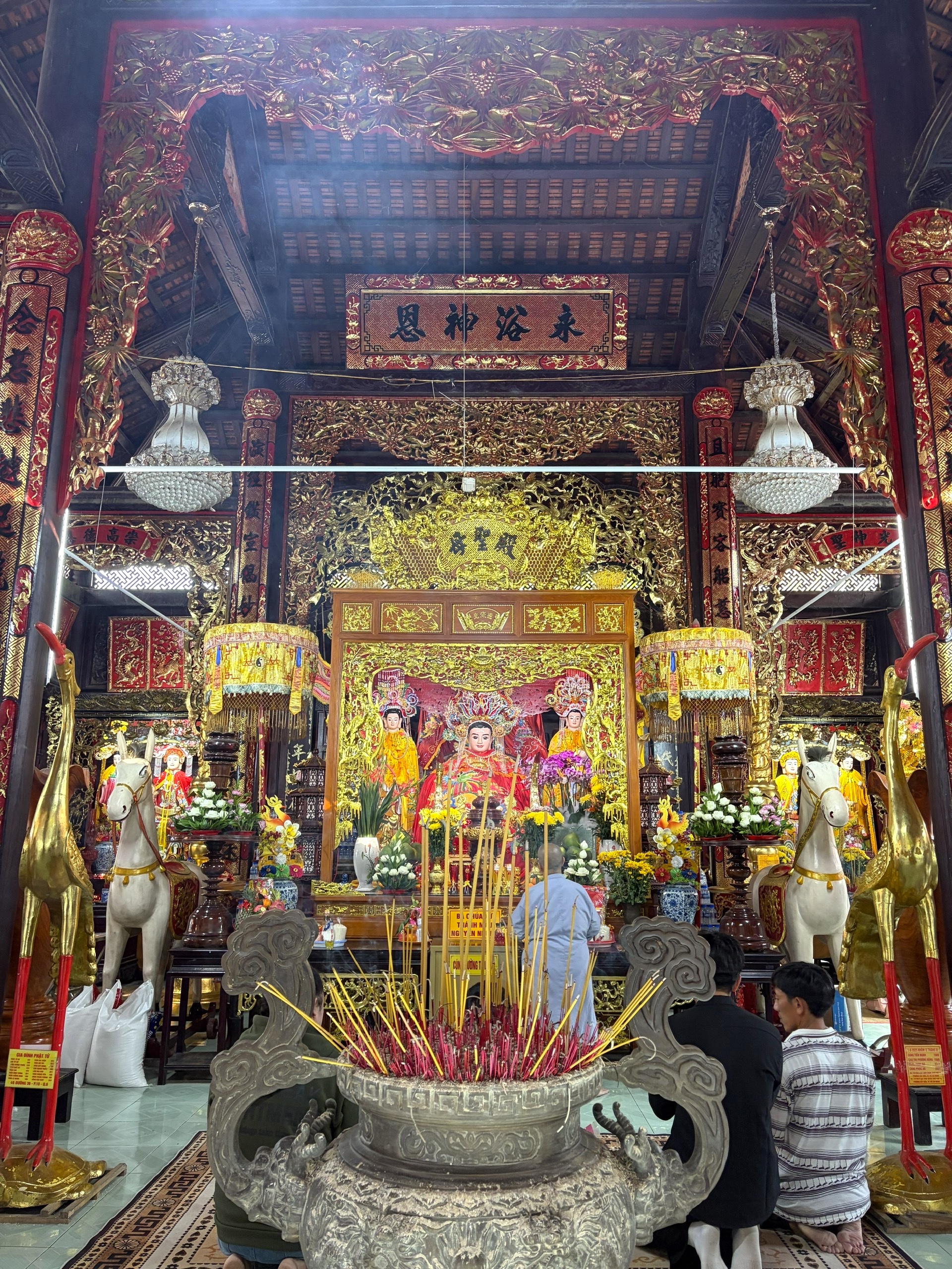 Đầu năm, vãn cảnh chùa trên cù lao sông Đồng Nai - Ảnh 13.