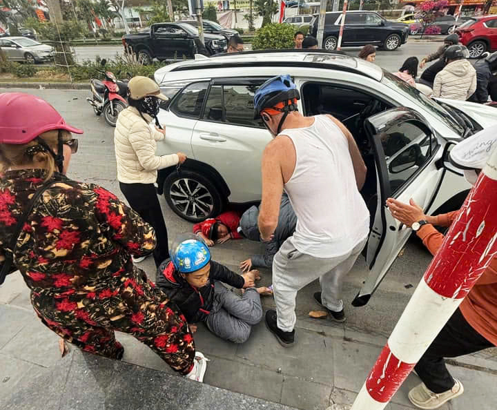 Tai nạn giao thông Hải Phòng: Ô tô tông hàng loạt xe máy chờ đèn đỏ , 2 người nhập viện - Ảnh 3.