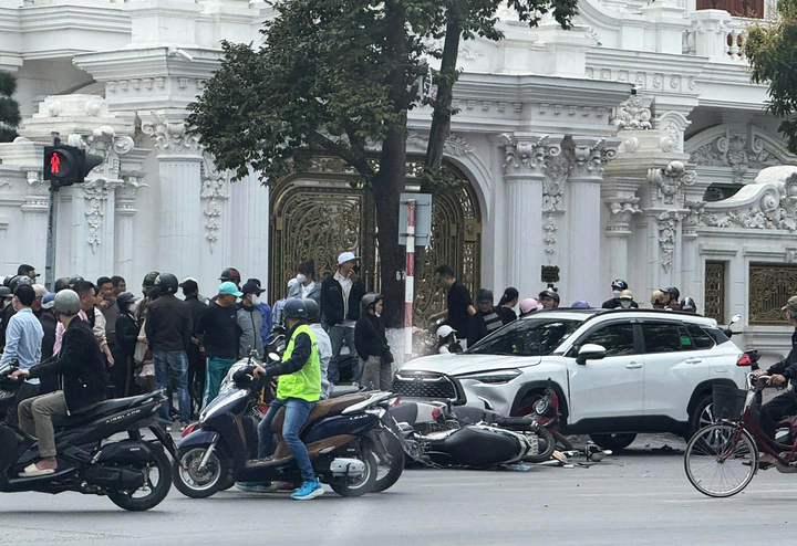 Tai nạn giao thông Hải Phòng: Ô tô tông hàng loạt xe máy chờ đèn đỏ , 2 người nhập viện - Ảnh 2.