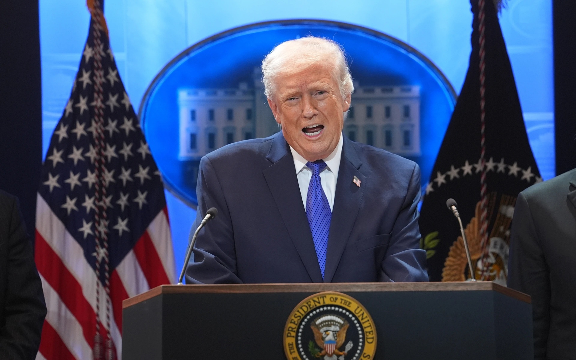 Tổng thống Donald Trump tuy&ecirc;n bố n&acirc;ng thuế to&agrave;n cầu l&ecirc;n 15% - Ảnh 2.