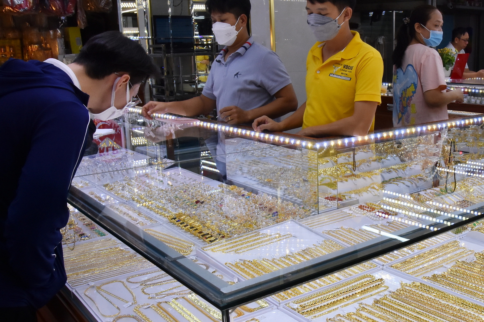 Giá vàng hôm nay 21-2: Vàng thế giới tăng 107 USD - Ảnh 1.