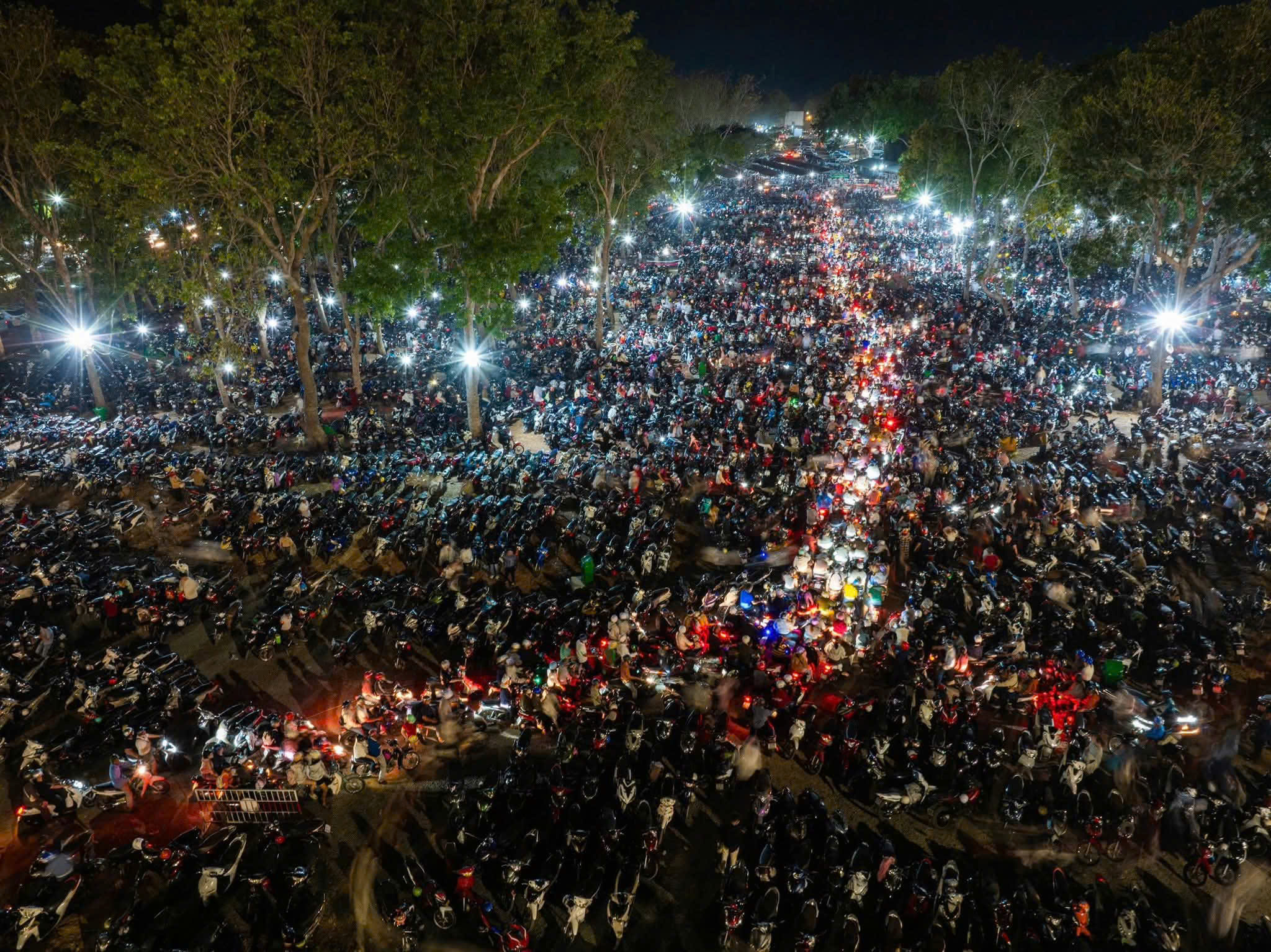 300 . 000 Người tham gia Hội Xuân núi Bà Đen năm 2026 tại Tây Ninh - Ảnh 6. 300 . 000 Người tham gia Hội Xuân núi Bà Đen năm 2026 tại Tây Ninh - Ảnh 6.