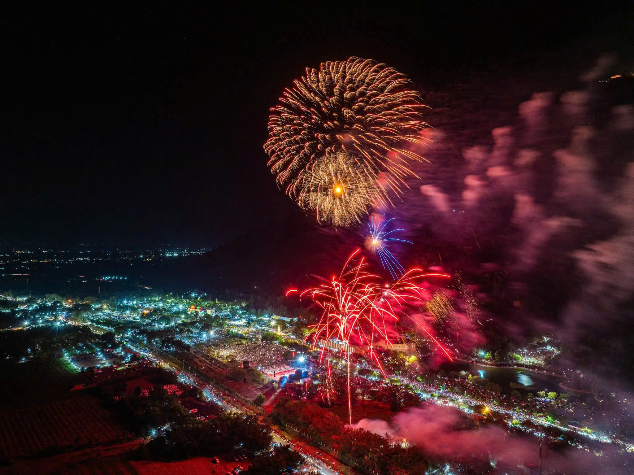 300 . 000 Người tham gia Hội Xuân núi Bà Đen năm 2026 tại Tây Ninh - Ảnh 20. 300 . 000 Người tham gia Hội Xuân núi Bà Đen năm 2026 tại Tây Ninh - Ảnh 20.