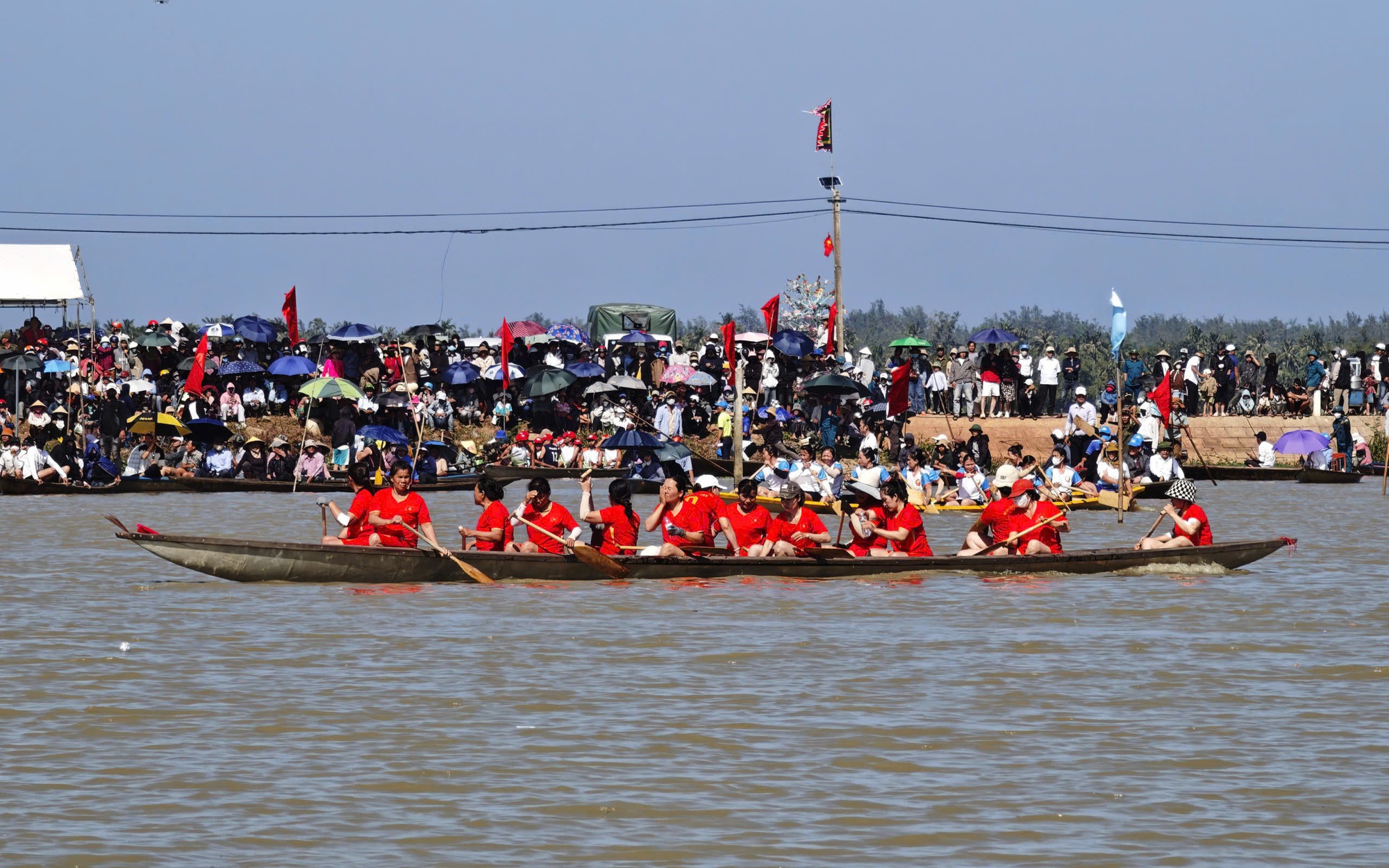 Giải đua thuyền độc mộc tr&ecirc;n s&ocirc;ng Đăk Bữa năm 2026: Trải nghiệm văn h&oacute;a độc đ&aacute;o - Ảnh 2.