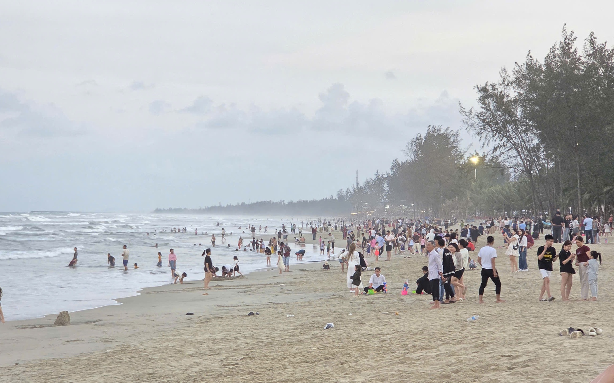 Gia Lai: Bé trai 13 tuổi tử vong khi tắm biển cùng nhóm bạn - Ảnh 2. Gia Lai: Bé trai 13 tuổi tử vong khi tắm biển cùng nhóm bạn - Ảnh 2.