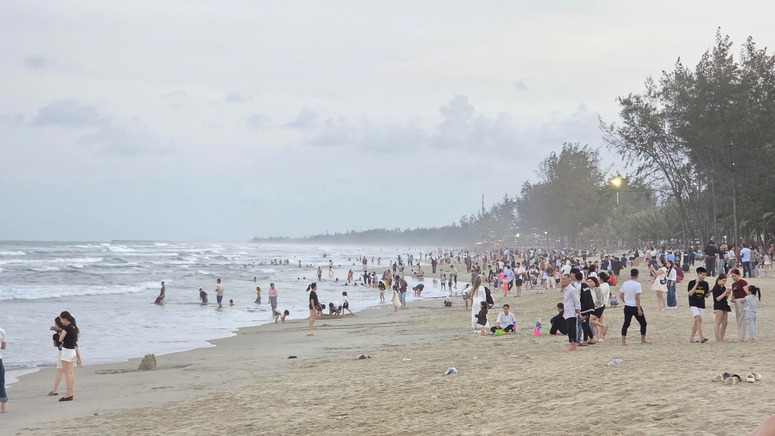 Tắm biển Mỹ Khê, 3 người trong gia đình bị đuối nước - Ảnh 1.