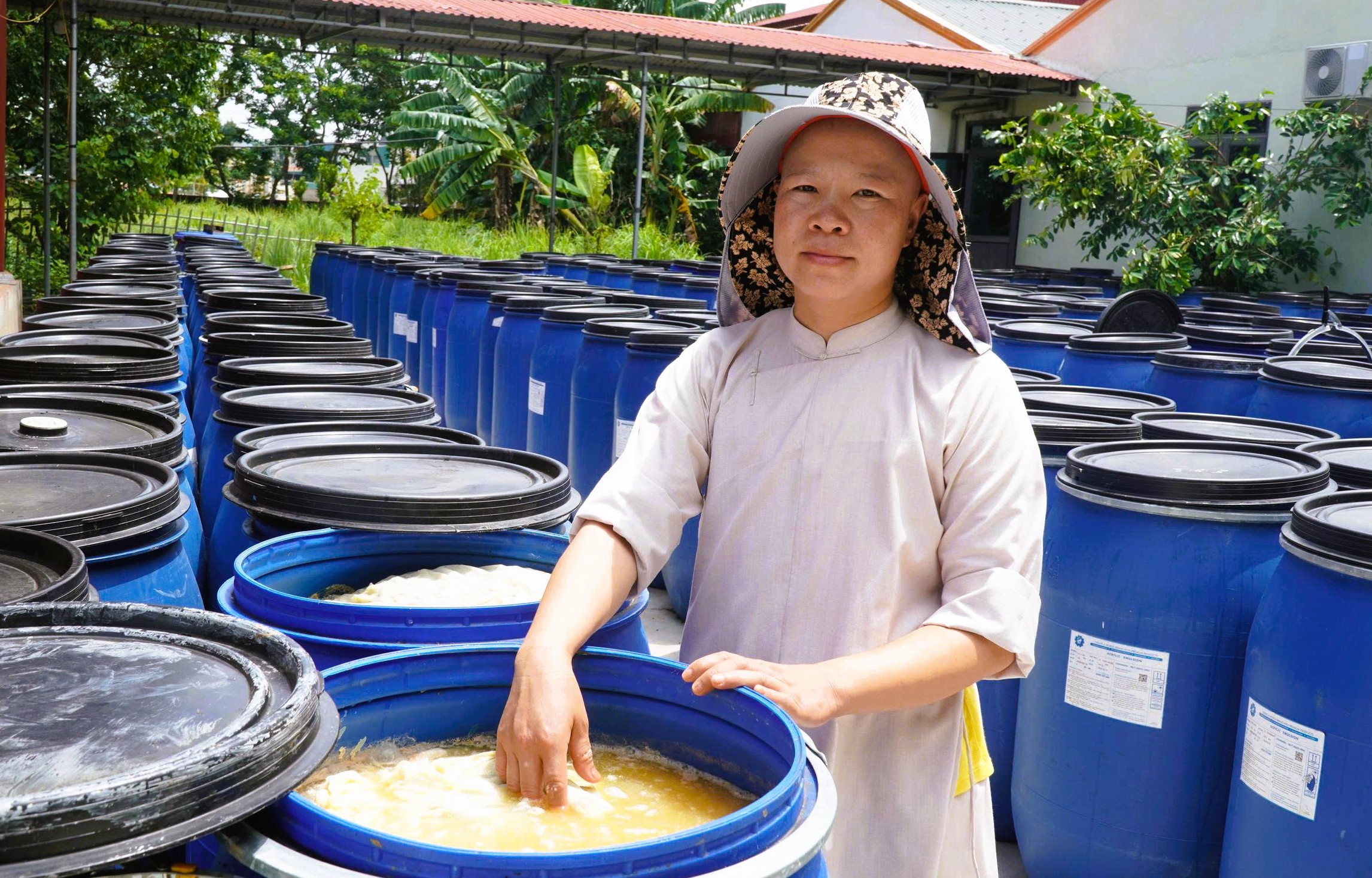 "Người mẹ" của h&agrave;ng chục đứa trẻ mồ c&ocirc;i ở ng&ocirc;i ch&ugrave;a nơi cửa biển - Ảnh 4.