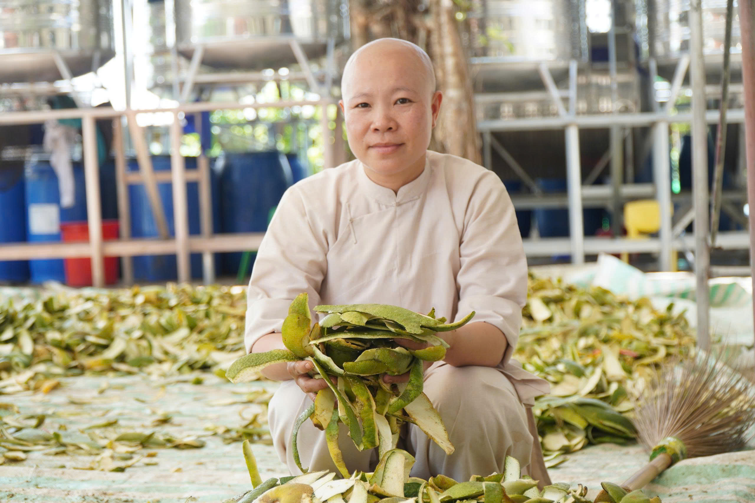 "Người mẹ" của h&agrave;ng chục đứa trẻ mồ c&ocirc;i ở ng&ocirc;i ch&ugrave;a nơi cửa biển - Ảnh 5.