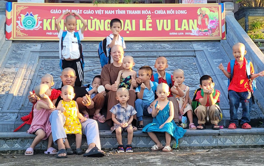 "Người mẹ" của h&agrave;ng chục đứa trẻ mồ c&ocirc;i ở ng&ocirc;i ch&ugrave;a nơi cửa biển - Ảnh 1.