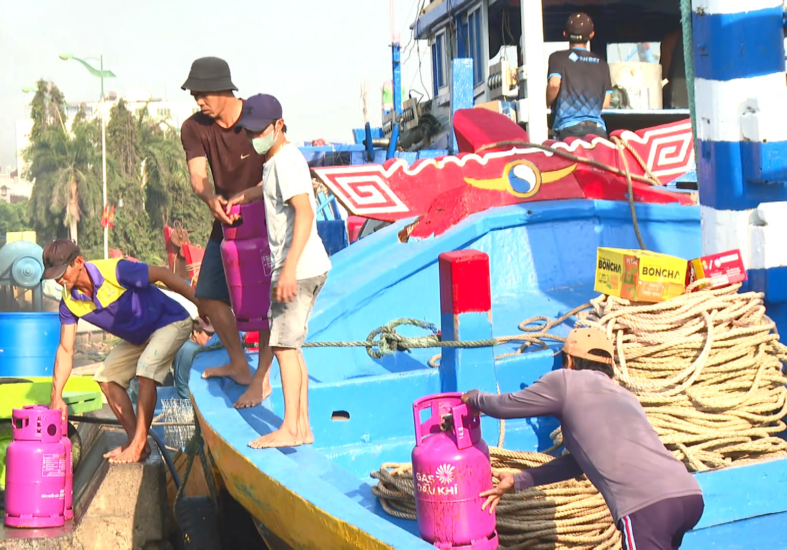 Ngư dân Lâm Đồng mở biển đầu năm 2026 với kỳ vọng mùa đánh bắt bội thu - Ảnh 4.