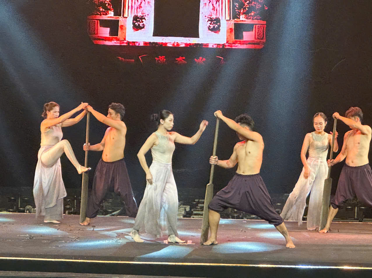 Huyền thoại làng chài - khi sân khấu đánh thức linh hồn biển cả - Ảnh 1.