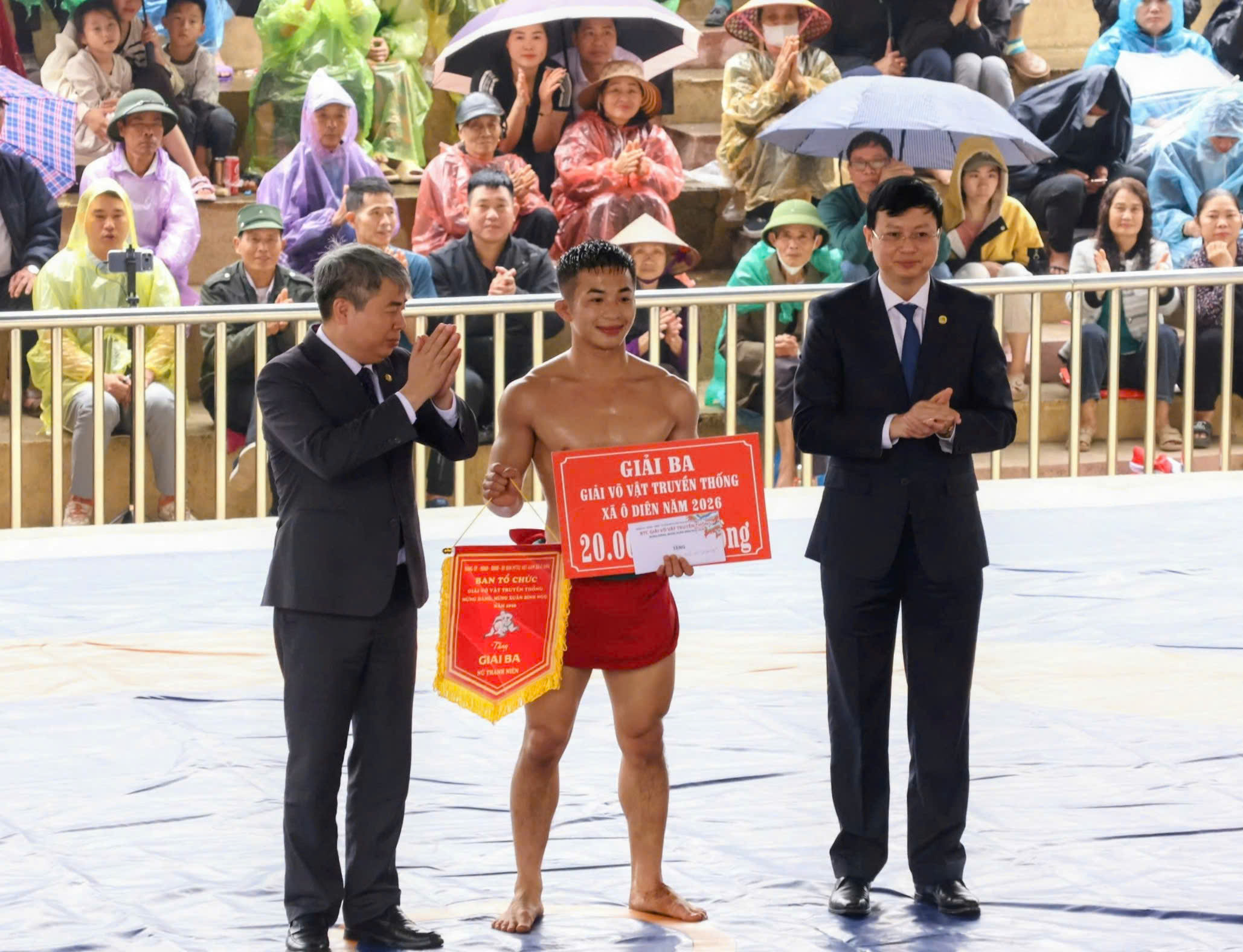 VIDEO: M&atilde;n nh&atilde;n m&agrave;n tranh t&agrave;i của những nh&agrave; v&ocirc; địch SEA Games với trai l&agrave;ng tr&ecirc;n sới vật hội l&agrave;ng - Ảnh 21.