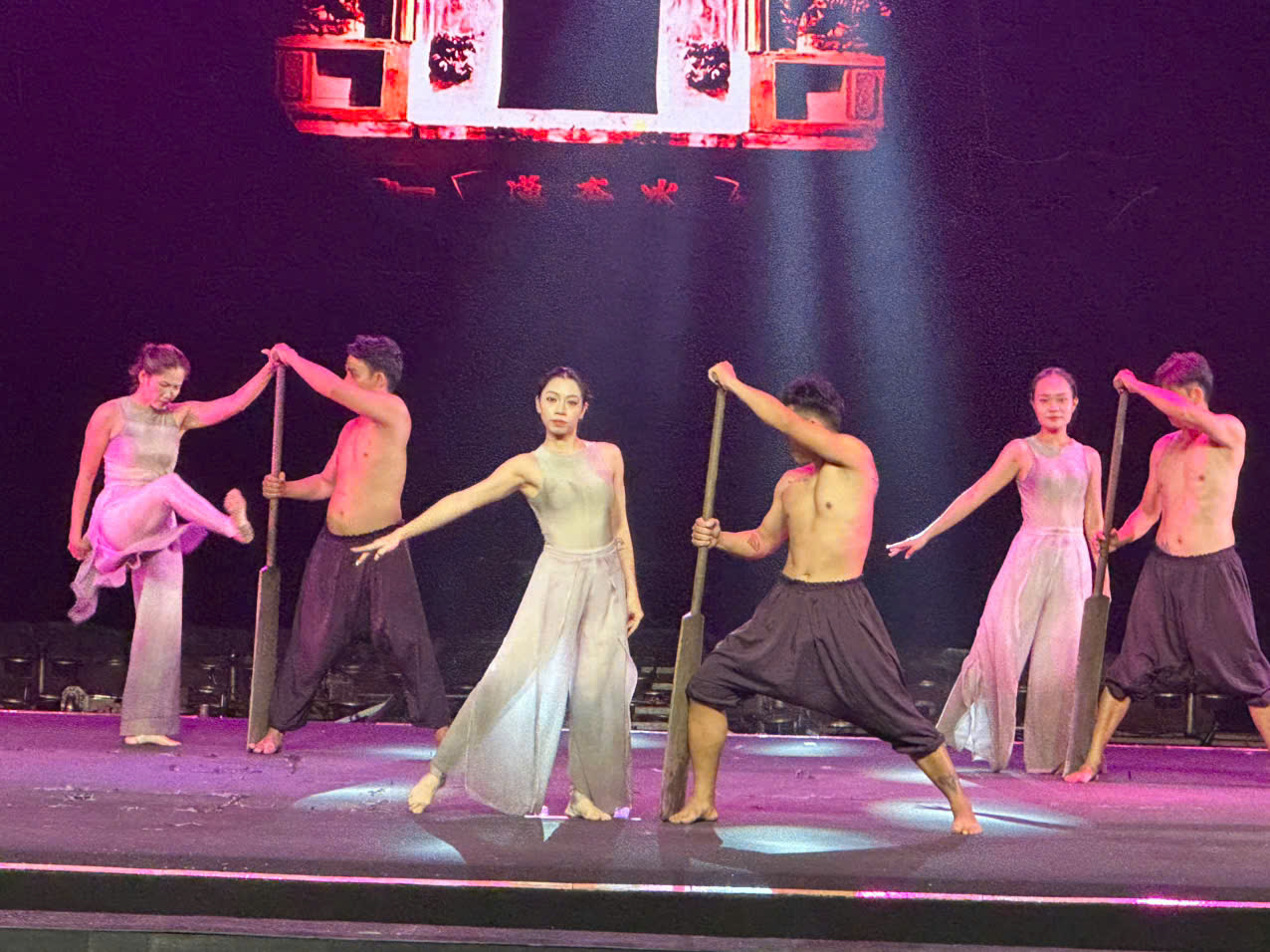 Huyền thoại làng chài - khi sân khấu đánh thức linh hồn biển cả - Ảnh 3.