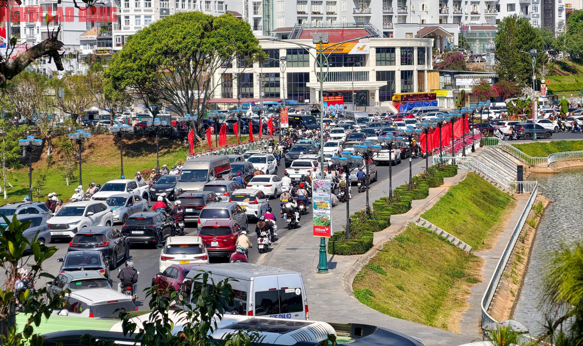 M&ugrave;ng 6 Tết, Đ&agrave; Lạt vẫn rộn r&agrave;ng kh&aacute;ch du xu&acirc;n - Ảnh 1.