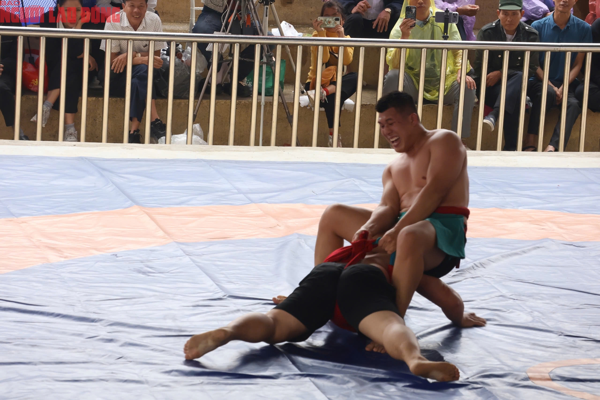 VIDEO: M&atilde;n nh&atilde;n m&agrave;n tranh t&agrave;i của những nh&agrave; v&ocirc; địch SEA Games với trai l&agrave;ng tr&ecirc;n sới vật hội l&agrave;ng - Ảnh 4.