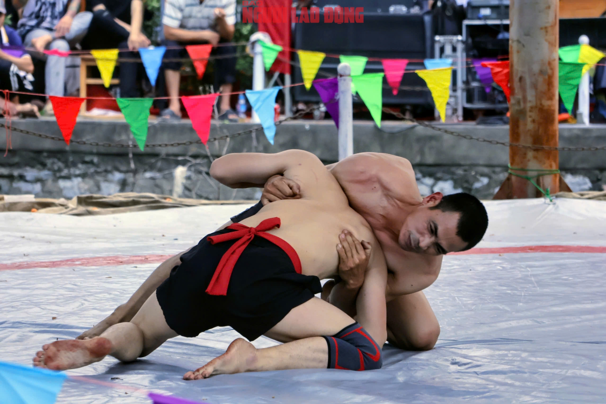 VIDEO: M&atilde;n nh&atilde;n m&agrave;n tranh t&agrave;i của những nh&agrave; v&ocirc; địch SEA Games với trai l&agrave;ng tr&ecirc;n sới vật hội l&agrave;ng - Ảnh 10.