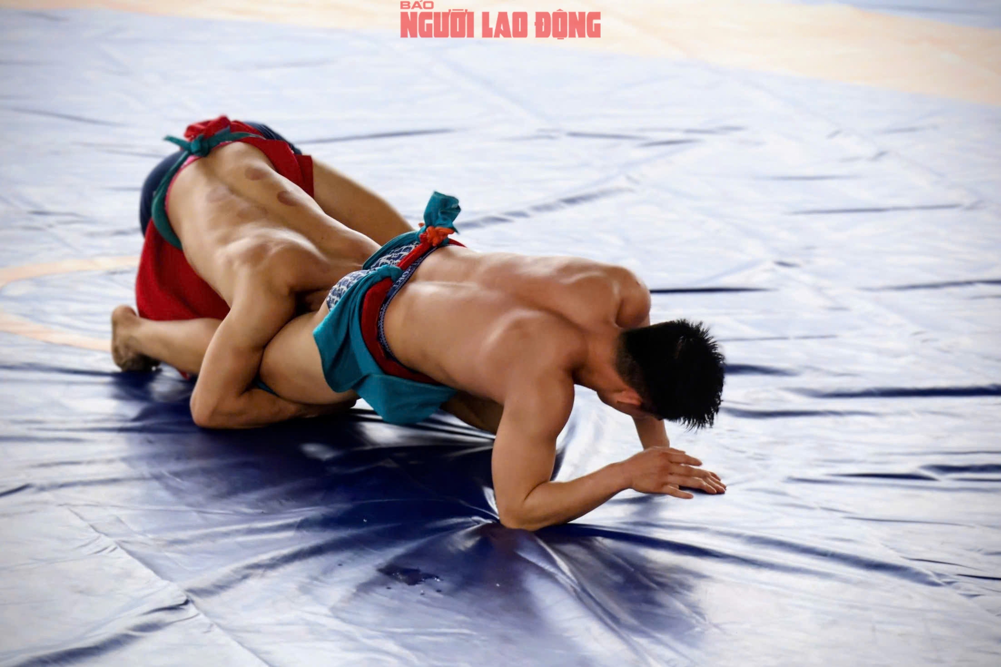 VIDEO: M&atilde;n nh&atilde;n m&agrave;n tranh t&agrave;i của những nh&agrave; v&ocirc; địch SEA Games với trai l&agrave;ng tr&ecirc;n sới vật hội l&agrave;ng - Ảnh 6.