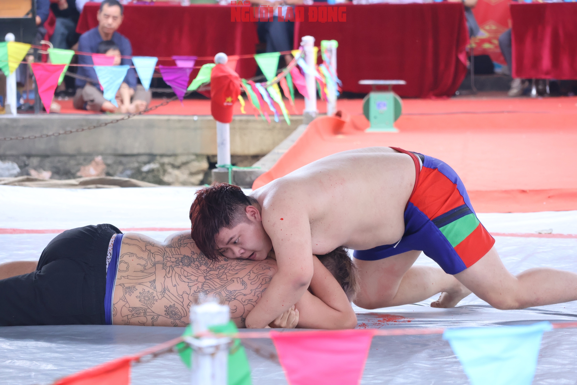 VIDEO: M&atilde;n nh&atilde;n m&agrave;n tranh t&agrave;i của những nh&agrave; v&ocirc; địch SEA Games với trai l&agrave;ng tr&ecirc;n sới vật hội l&agrave;ng - Ảnh 9.