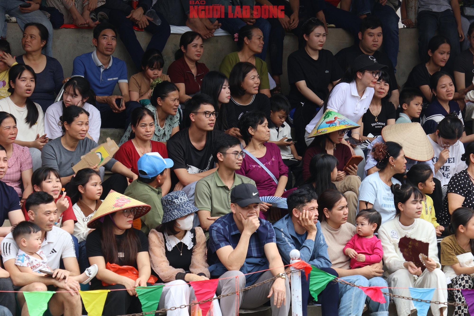 VIDEO: M&atilde;n nh&atilde;n m&agrave;n tranh t&agrave;i của những nh&agrave; v&ocirc; địch SEA Games với trai l&agrave;ng tr&ecirc;n sới vật hội l&agrave;ng - Ảnh 1.