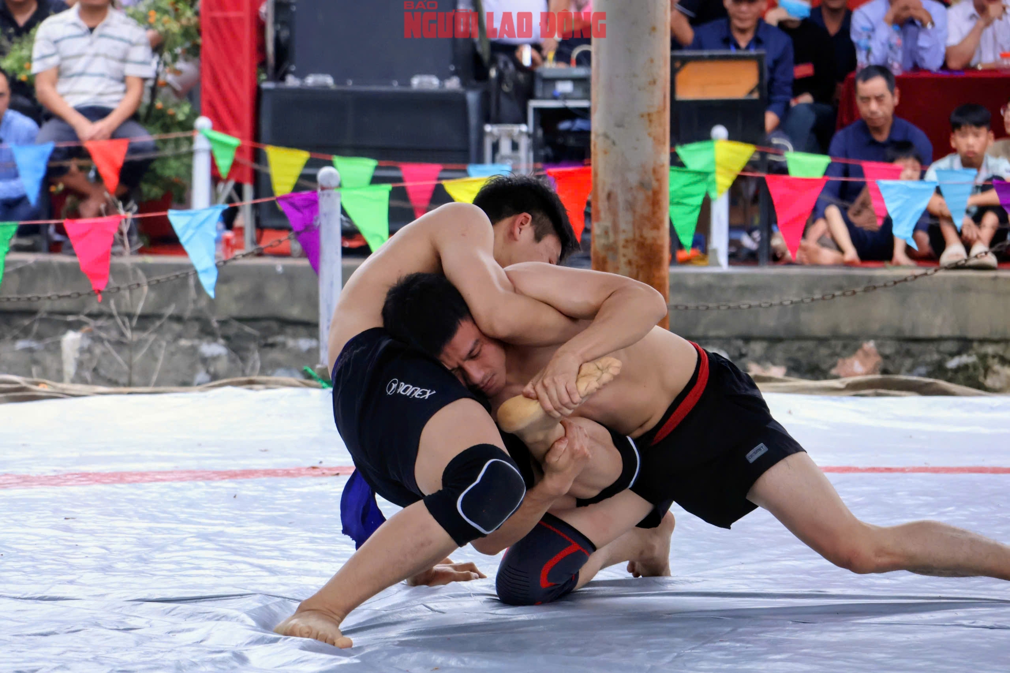 VIDEO: M&atilde;n nh&atilde;n m&agrave;n tranh t&agrave;i của những nh&agrave; v&ocirc; địch SEA Games với trai l&agrave;ng tr&ecirc;n sới vật hội l&agrave;ng - Ảnh 11.